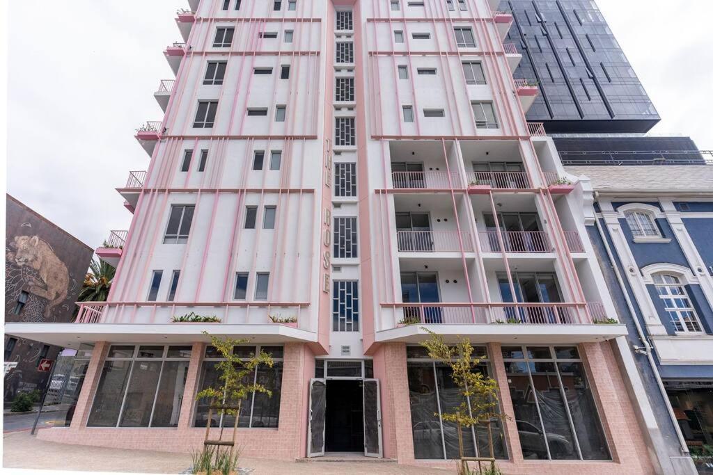 The Rose501: 5th Floor With Rooftop Pool Apartment