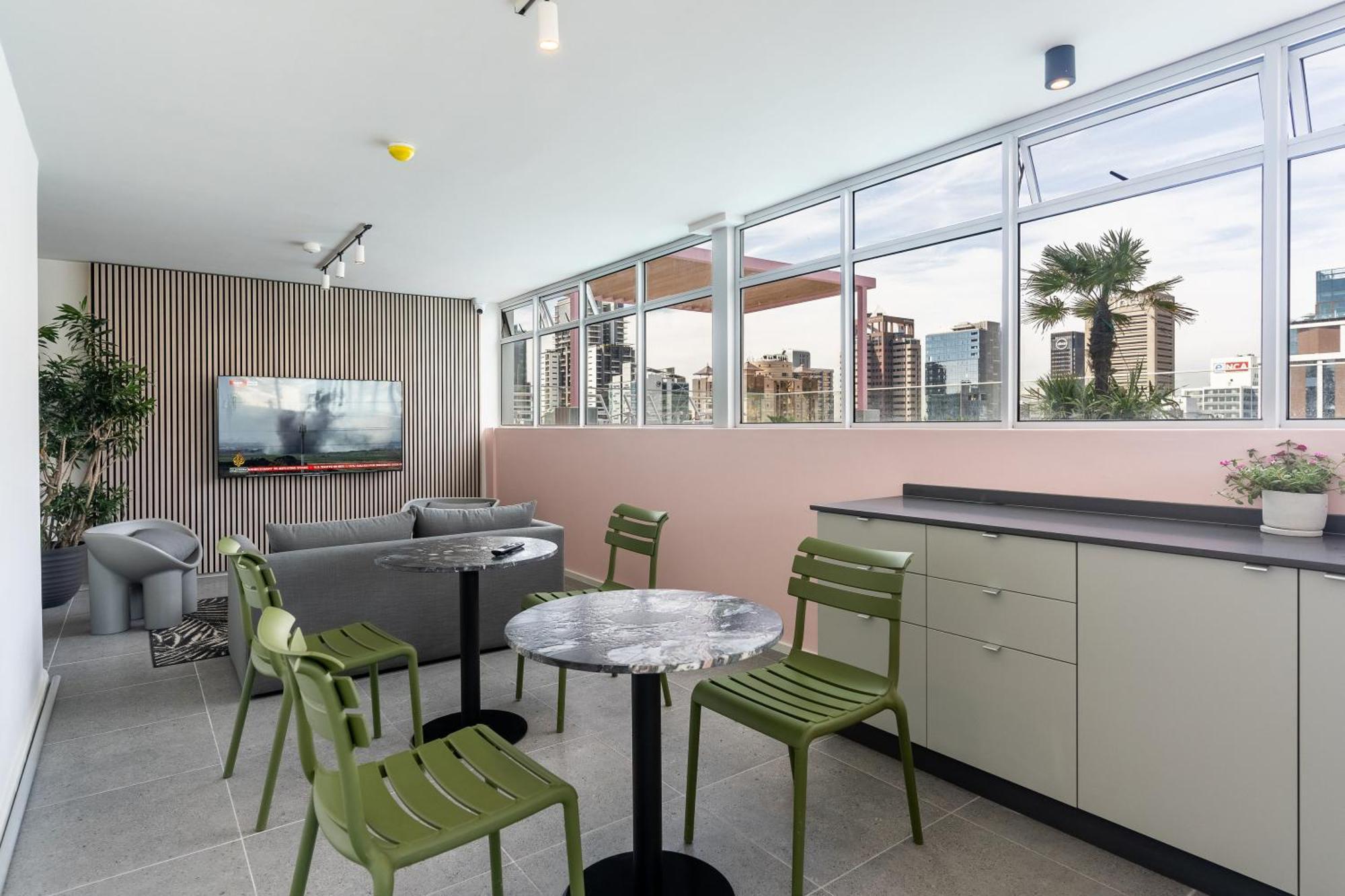 Apartment The Rose501: 5th Floor With Rooftop Pool