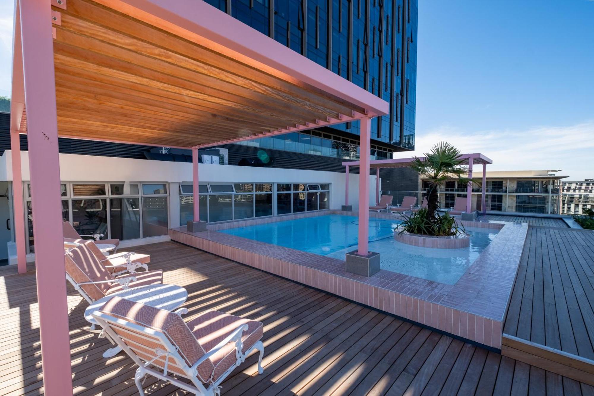 Apartment The Rose501: 5th Floor With Rooftop Pool *